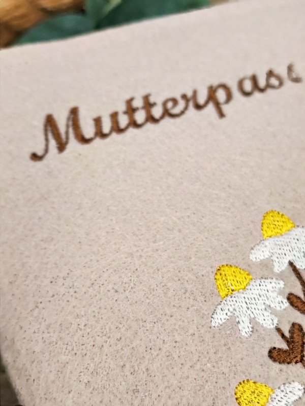 Mutterpass | Mutterpasshülle aus Filz mit niedlicher Applikation | Geschenk zur Geburt | Geburtsgeschenk | Geschenkidee